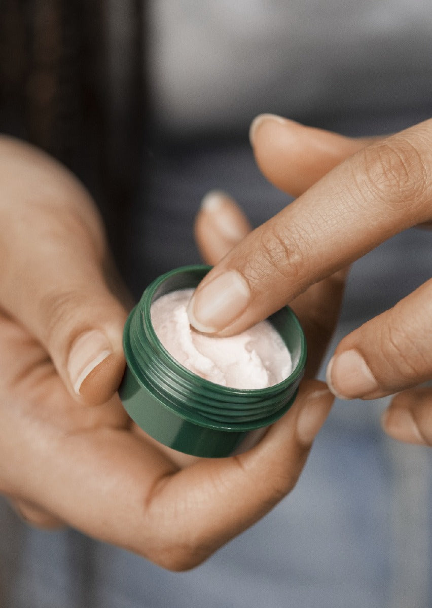 The Body Shop Lip Butter Strawberry 10 ml Swadesii