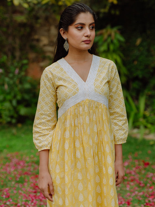 Women Yellow & White Printed Kurta with Trousers