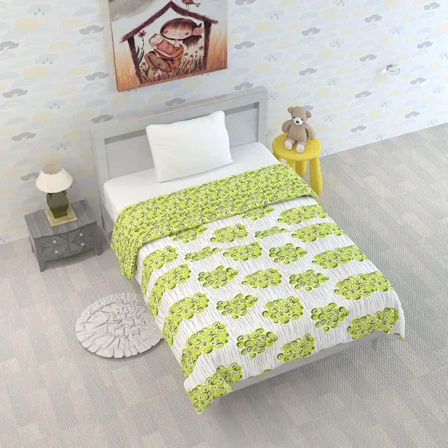 Divine Casa 120 GSM Microfiber Reversible Kids Single Bed Comforter | Ultra-Soft Toddler Blanket | Lightweight & Cozy | All-Season Bedding for Babies & Kids | 135 x 100 cm, Green Glow