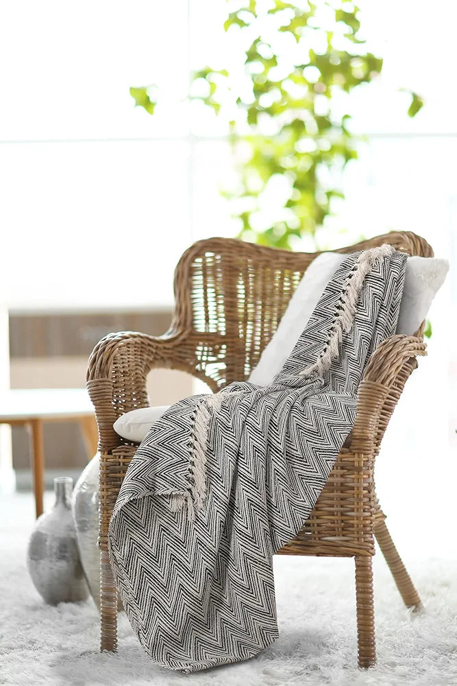 SASHAA WORLD Zig-Zag Patterned Black Ivory Woven Throw | Ideal for Living Room, Sofa, Bed, and Chair | 130X180 Cm