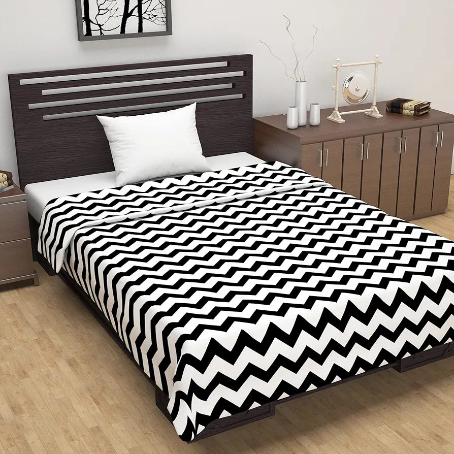 Divine Casa 120 GSM Microfiber Single Dohar | Soft & Lightweight Throw Blanket | Cozy & Breathable | All-Season Comfort | 210 x 140 CM | Zig-Zag Pattern | Raven Black & White