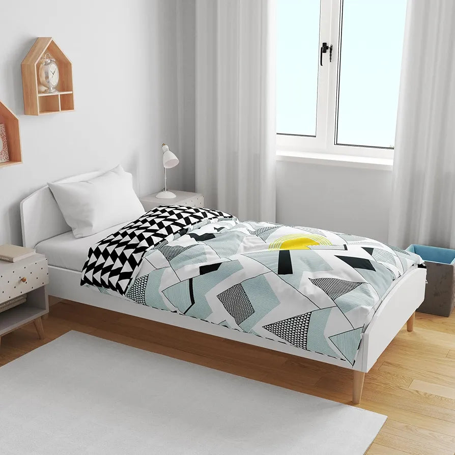 Divine Casa 120 GSM Microfiber Single Kids Dohar  | Soft & Lightweight Throw Blanket | Cozy & Breathable | All-Season Comfort | 140 x 100 CM | Geometric Triangles Pattern | Black & White