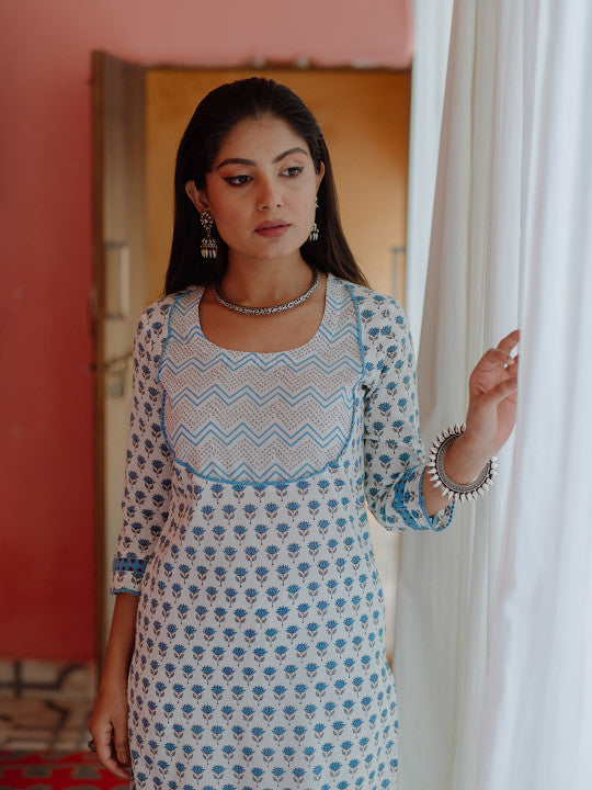 anayna Women White & Blue Printed Kurta with Trousers