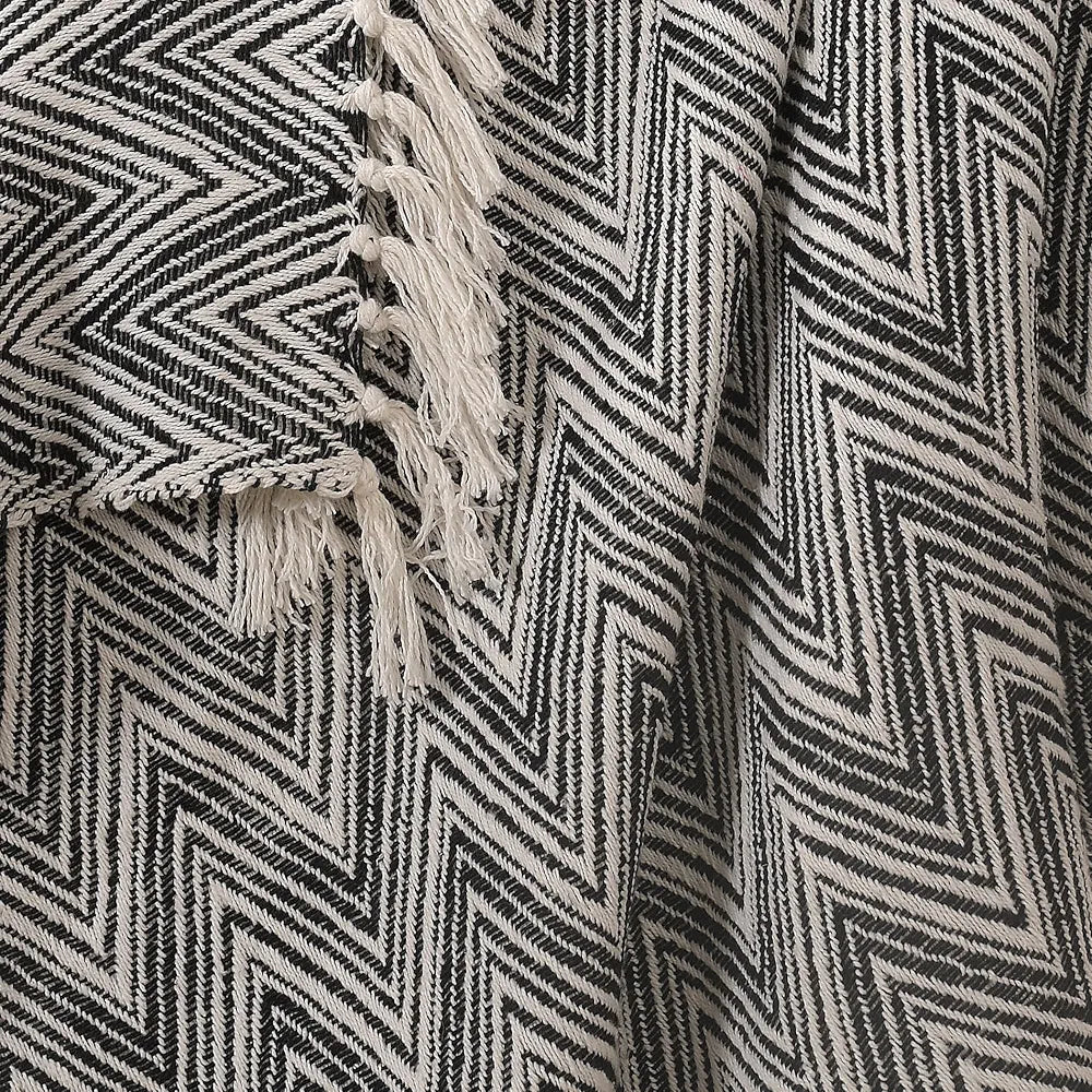 SASHAA WORLD Zig-Zag Patterned Black Ivory Woven Throw | Ideal for Living Room, Sofa, Bed, and Chair | 130X180 Cm