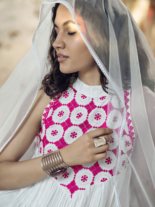 Tikhi Imli Women Solid Embroidered Kurta with Trousers & Dupatta